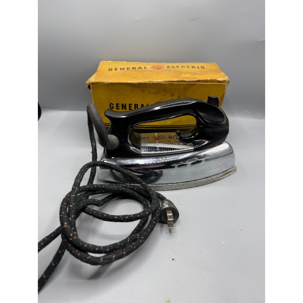 Vintage General Electric Steam and Dry Iron 139F40 MCM‎ Chrome Bakelite with Box